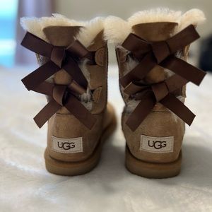 UGGs Bailey Bow II, color Chestnut, size 2 girls